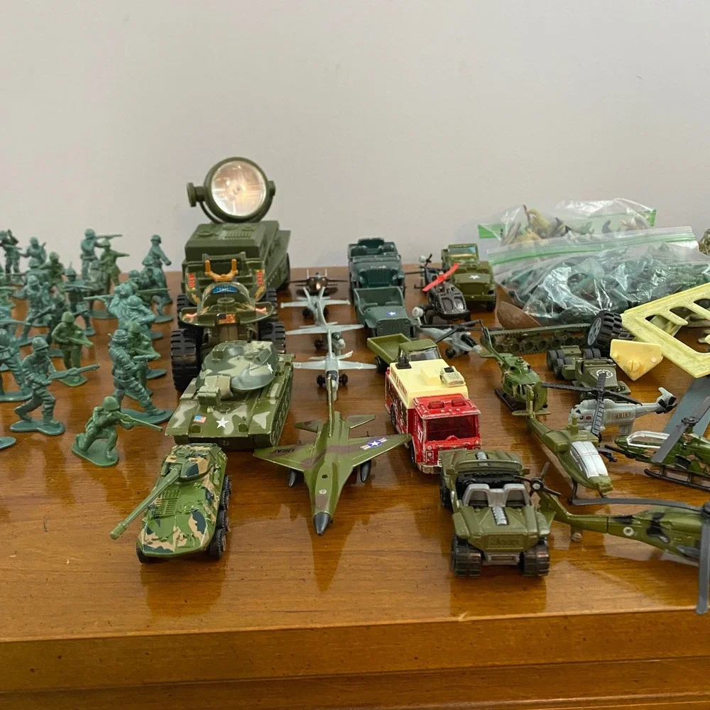 Vintage Plastic Green Army Men Toy Soldier Figures Huge Lot Vehicles Accessories